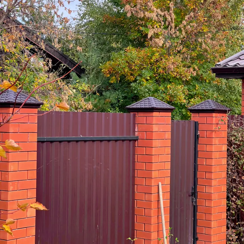 Фото 5 Колпак Elbrus Коричневый на столбах кирпичного забора