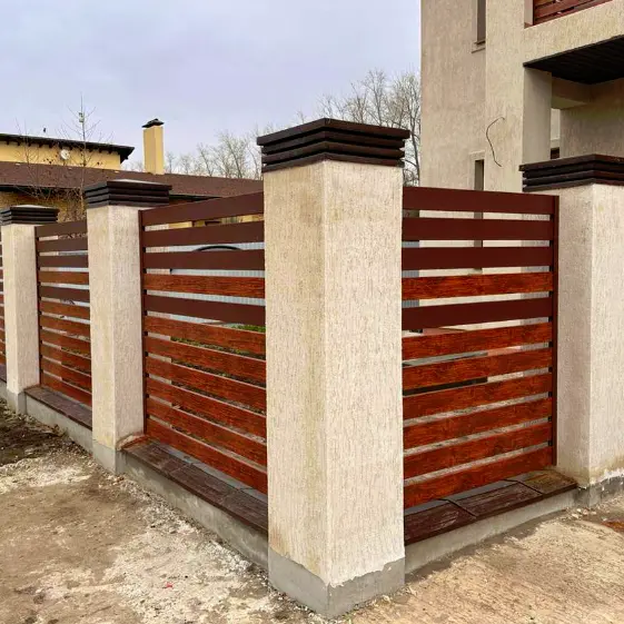 Сочетание планкена Темный Дуб 3D, RAL8017 МАТТЕ Шоколад на заборе ранчо