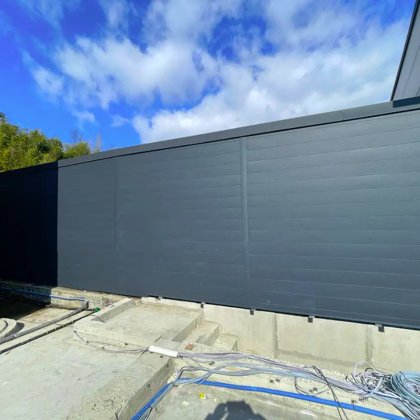 Фото 2 Линеарная Панель RAL7024 Серый Графит RoofTop Бархат на опорной стене и заборе