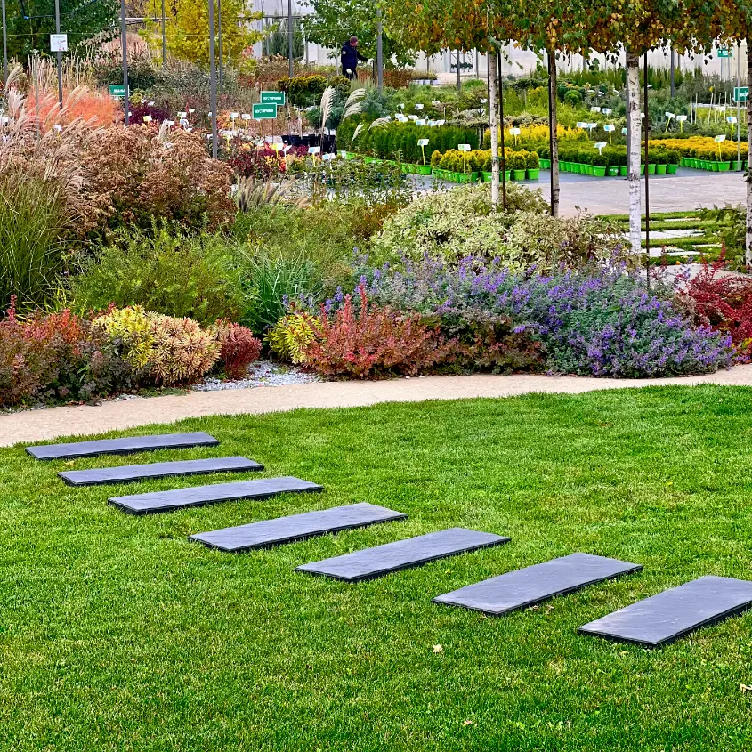 Фото 6 шаговая плита Stone Графитовый Серый в ландшафтном дизайне