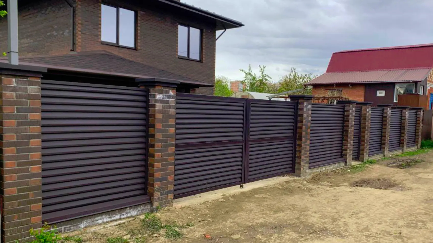 Фото двусторонний забор Реснички 8019 Темный Шоколад матовый