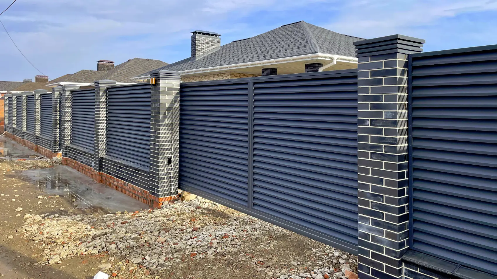 Фото 1 колпак Bona Серый на столбах забора жалюзи ЭКО-Z