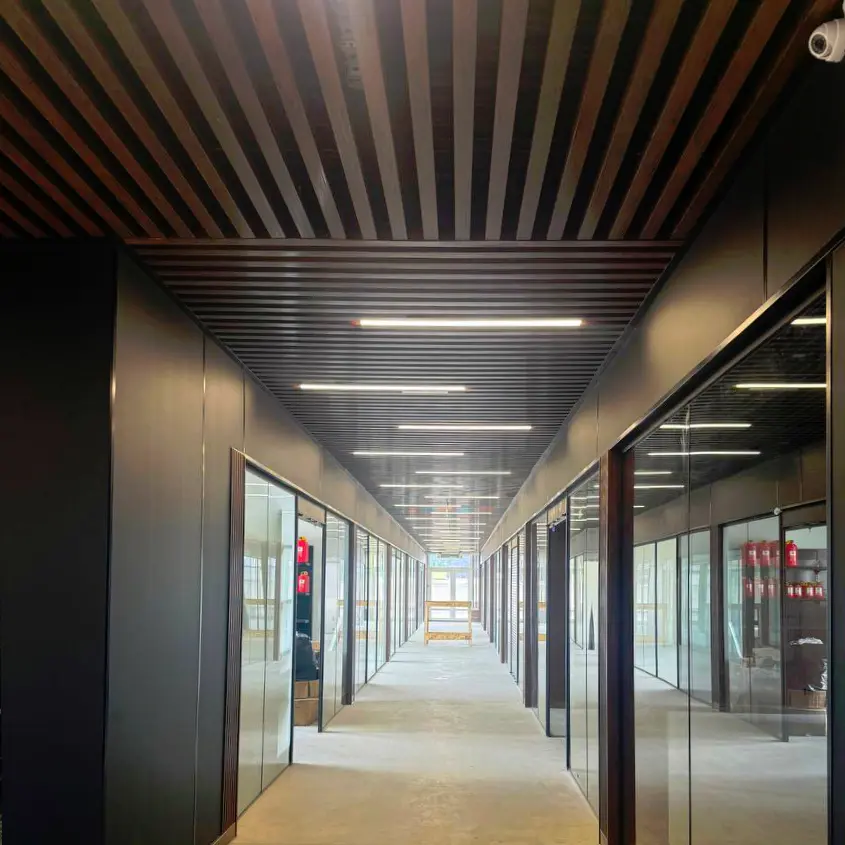 Фото 2 рейка под дерево Темный Дуб 3D на потолке торгового центра