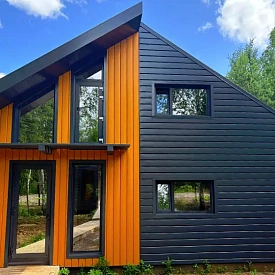 Металлосайдинг Евро-Брус под брус цвет Тик, RAL7024 Серый Графит на фасаде барнхауса