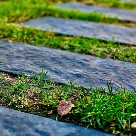 Пошаговая плита STONE Черный Сланец на садовой дорожке